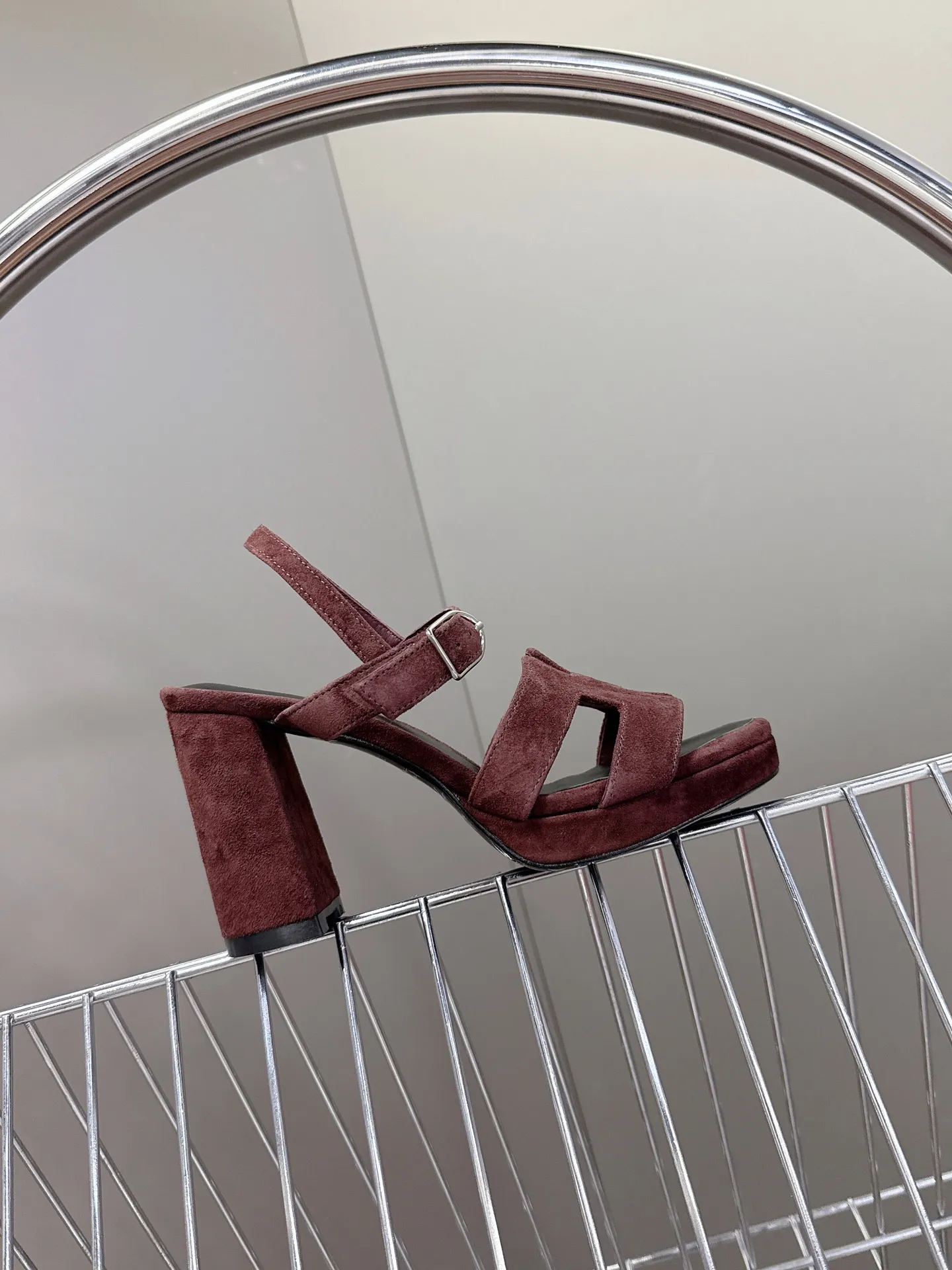 👟👟Ex-factory price 620👟👟 Hermès new spring and summer high-heeled sandals 🧡Upper: imported first-layer suede cowhide, mixed lambskin for feet, original leather outsole. You get what you pay for, genuine materials, whether it is leather, last shape, sole, or craftsmanship, all are consistent with ZP❗️ 🧡Suede high-heeled sandals, classic "H"-shaped upper with flexible ankle strap to highlight the slender ankle, about 9 cm high heels to reshape the body shape, genuine leather soles to enhance style, simple and smooth design, creating a fashionable and feminine look.  🧡Size: 35-39 yards (40 can be customized with no return or exchange) 🧡Color: multi-color 🧡Heel height: about 9 cm at the heel and 2 cm at the bottom